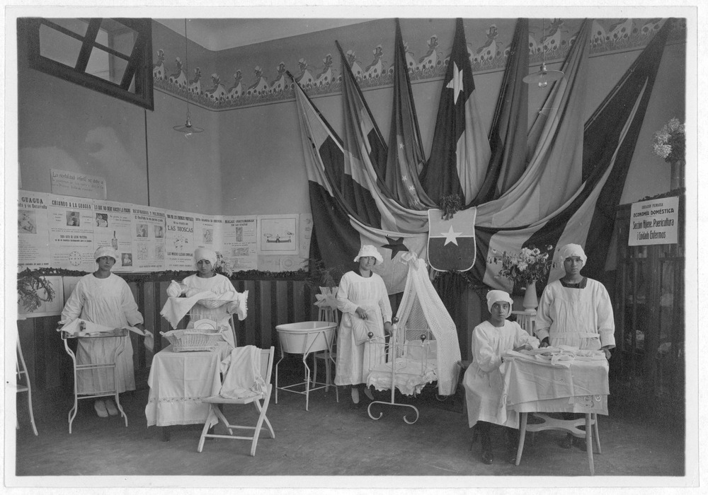 Alumnas en clase de Puericultura, 1926. Archivo Fotográfico Museo de la Educación Gabriela Mistral.