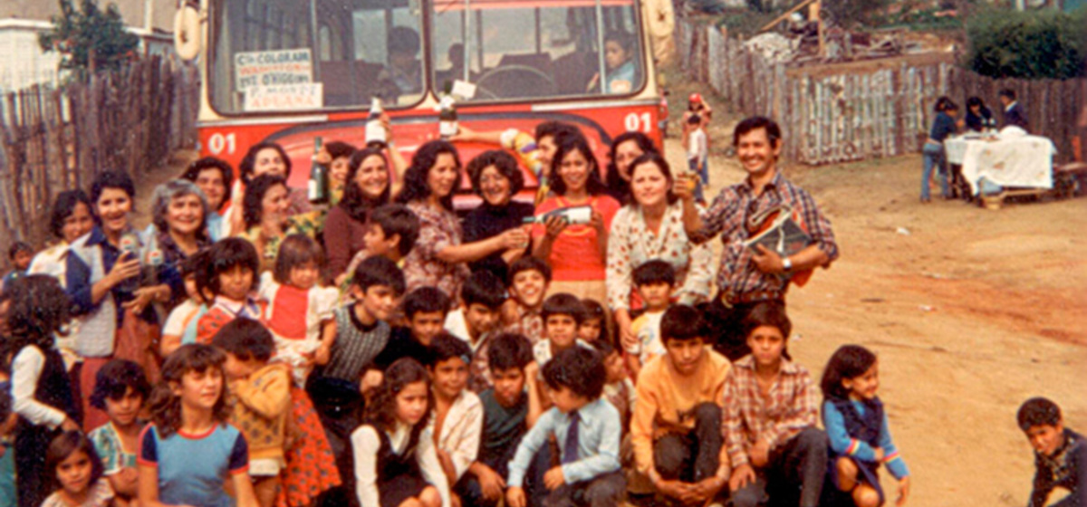 Festejan llegada del recorrido de buses "Carolina" al cerro Ramaditas. 1980.
