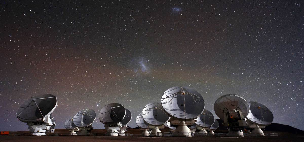 Antenas del telescopio Alma bajo el cielo estrellado, captada por el embajador fotográfico de ESO, Christoph Malin.