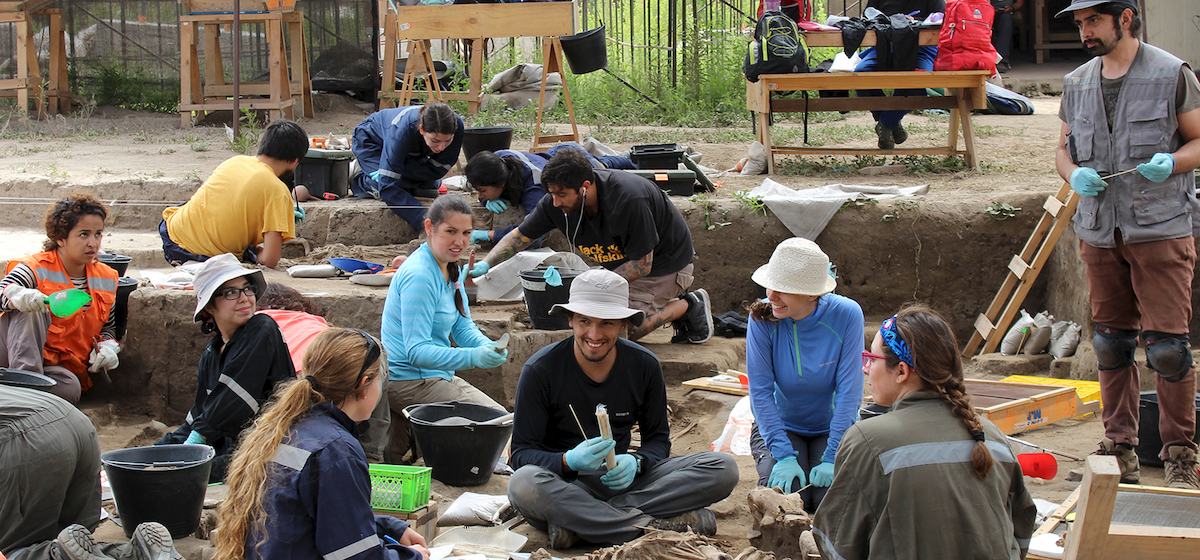 Vista del equipo excavando en área funeraria FUN 8.