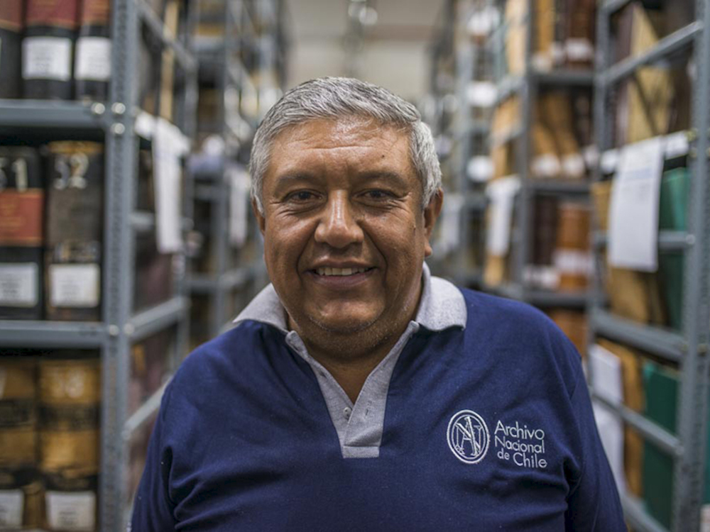 Sabino Yáñez comenzó a trabajar a los 21 años en el Archivo Nacional, hoy está cercano a cumplir 40 años trabajando y es conocido por todos como "El Yáñez".