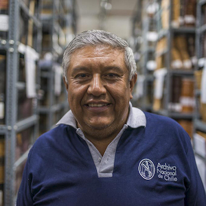 Sabino Yáñez comenzó a trabajar a los 21 años en el Archivo Nacional, hoy está cercano a cumplir 40 años trabajando y es conocido por todos como "El Yáñez".