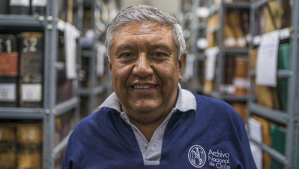 Sabino Yáñez comenzó a trabajar a los 21 años en el Archivo Nacional, hoy está cercano a cumplir 40 años trabajando y es conocido por todos como "El Yáñez".