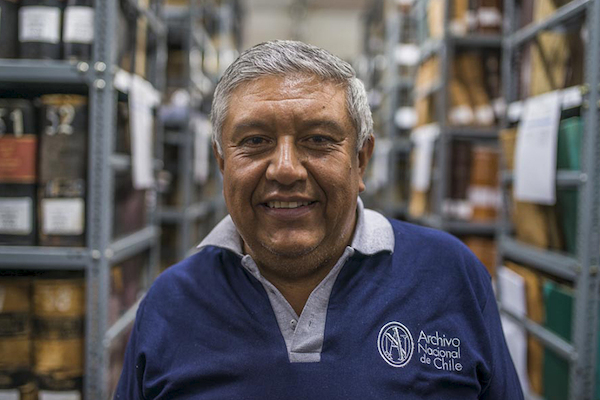 Sabino Yáñez comenzó a trabajar a los 21 años en el Archivo Nacional, hoy está cercano a cumplir 40 años trabajando y es conocido por todos como "El Yáñez".