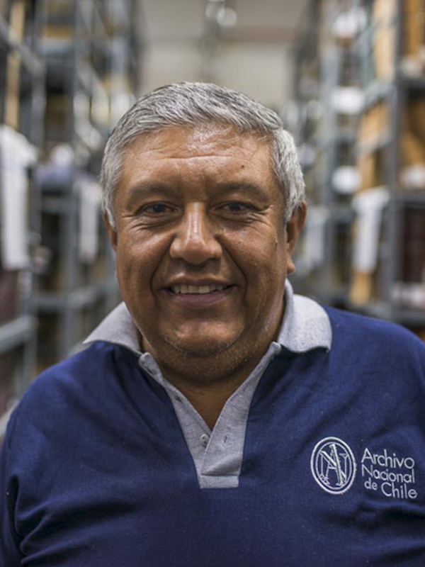 Sabino Yáñez comenzó a trabajar a los 21 años en el Archivo Nacional, hoy está cercano a cumplir 40 años trabajando y es conocido por todos como "El Yáñez".