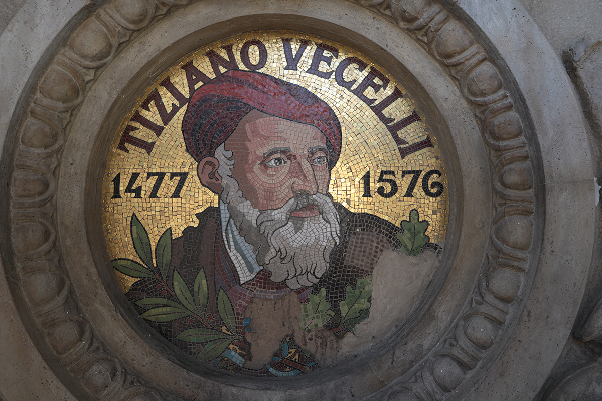 Uno de los 22 mosaicos que decoran las fachadas del MNBA. Uno de los 22 mosaicos que decoran las fachadas del MNBA.