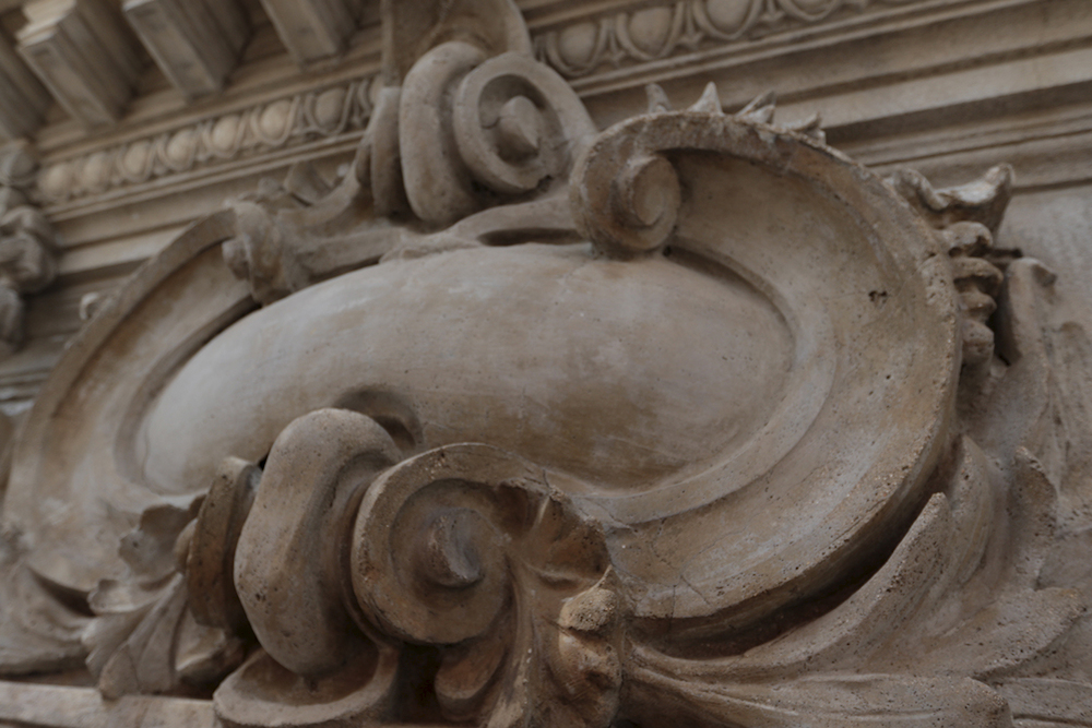 Detalle de un ornamento de la fachada, cuyas formas son muy características de los monumentales edificios de la época.