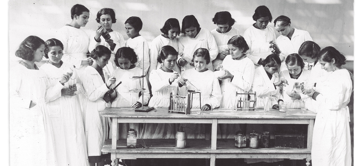 Alumnas en clase de química, 1937. Colección Fotográfica Museo de la Educación Gabriela Mistral.