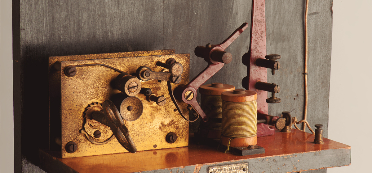 Telégrafo (detalle). Leppin & Mashe, Berlín, Alemania. Liceo A- 12 de Quillota. Colección Material y Mobiliario Escolar Museo de la Educación Gabriela Mistral.