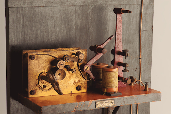 Telégrafo (detalle). Leppin & Mashe, Berlín, Alemania. Liceo A- 12 de Quillota. Colección Material y Mobiliario Escolar Museo de la Educación Gabriela Mistral.