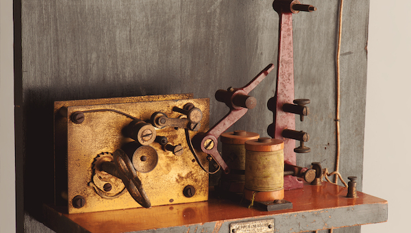 Telégrafo (detalle). Leppin & Mashe, Berlín, Alemania. Liceo A- 12 de Quillota. Colección Material y Mobiliario Escolar Museo de la Educación Gabriela Mistral.