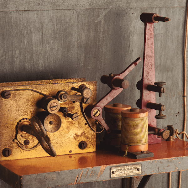 Telégrafo (detalle). Leppin & Mashe, Berlín, Alemania. Liceo A- 12 de Quillota. Colección Material y Mobiliario Escolar Museo de la Educación Gabriela Mistral.