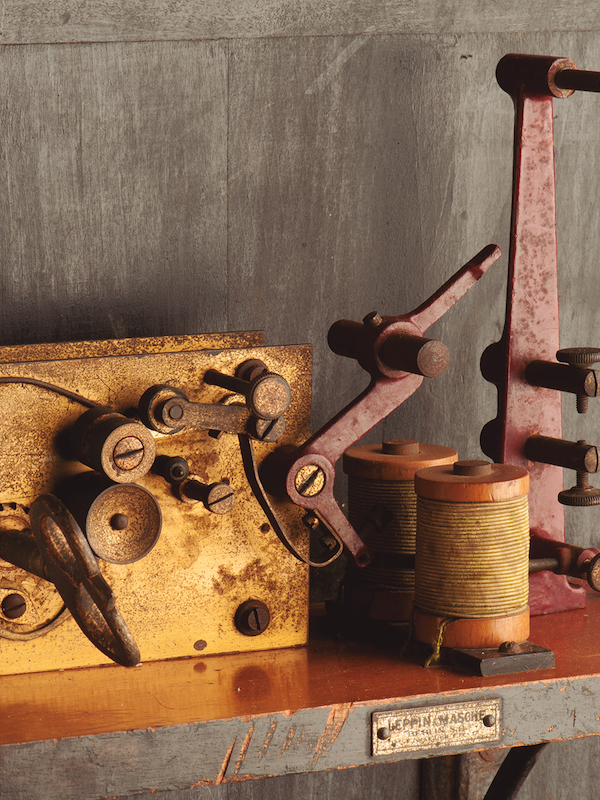 Telégrafo (detalle). Leppin & Mashe, Berlín, Alemania. Liceo A- 12 de Quillota. Colección Material y Mobiliario Escolar Museo de la Educación Gabriela Mistral.