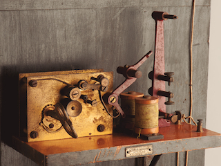 Telégrafo (detalle). Leppin & Mashe, Berlín, Alemania. Liceo A- 12 de Quillota. Colección Material y Mobiliario Escolar Museo de la Educación Gabriela Mistral.