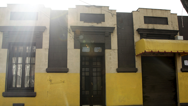 Las casas de fachada continua del barrio Plaza Chacabuco son una de las tipologías arquitectónicas de la zona.