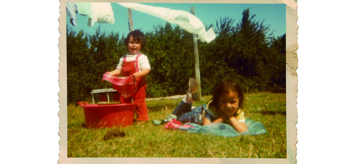 Lavando en el jardín con mi prima Carolina. Puerto Montt, Región de Los Lagos, 1980. Fotografía compartida por Paulina Alvarado.