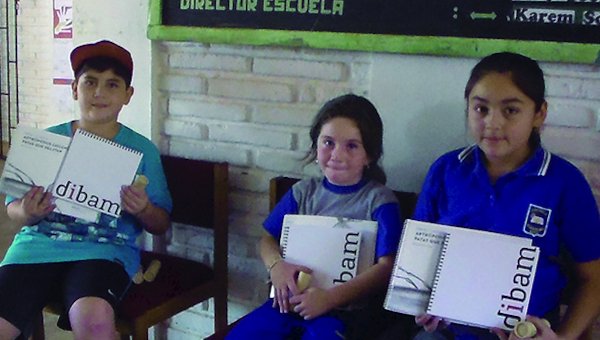 Escolares con ejemplares de "Pinta y Calca III"