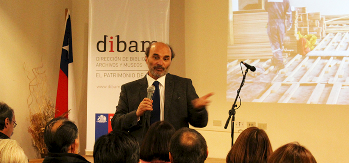 El director Dibam, Ángel Cabeza, en la Biblioteca Regional de Aysén.