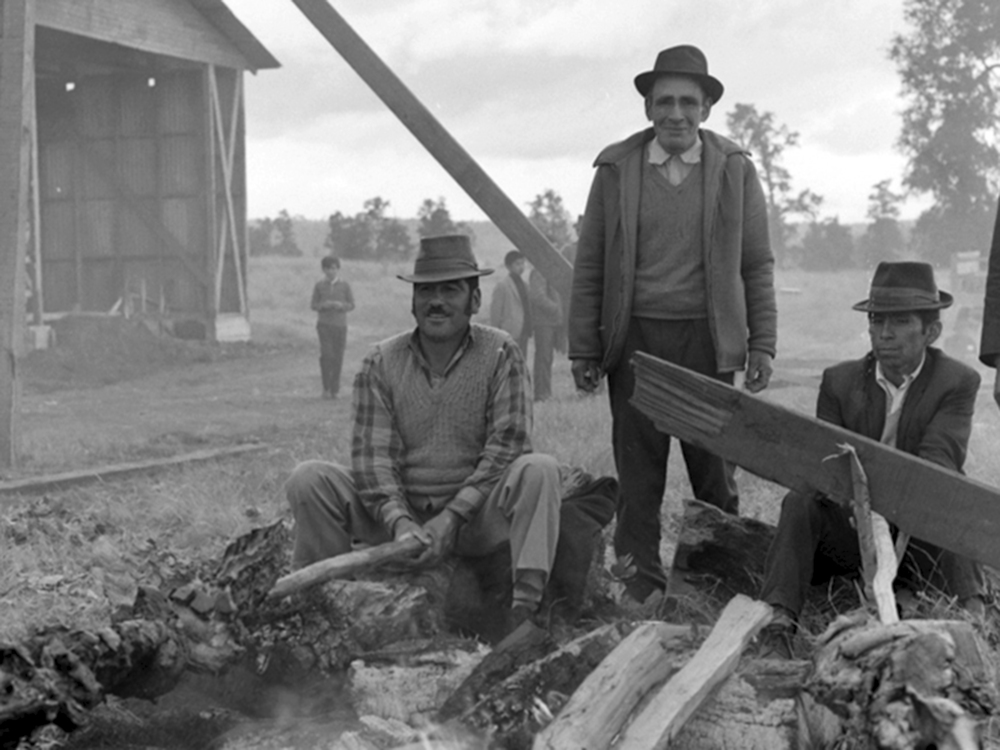 Campesinos en fogata. Armindo Cardoso. Archivo Fotográfico Biblioteca Nacional.