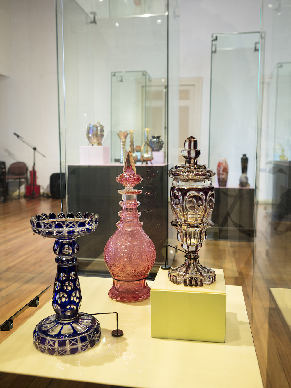 Más de 40 piezas dan forma a la muestra "Relieve y transparencia: 100 años del vidrio" del Museo de Artes Decorativas.