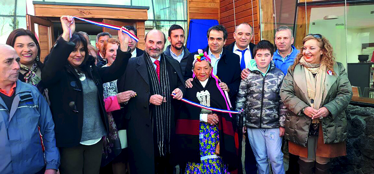 Autoridades y comunidad celebran la apertura de este espacio.