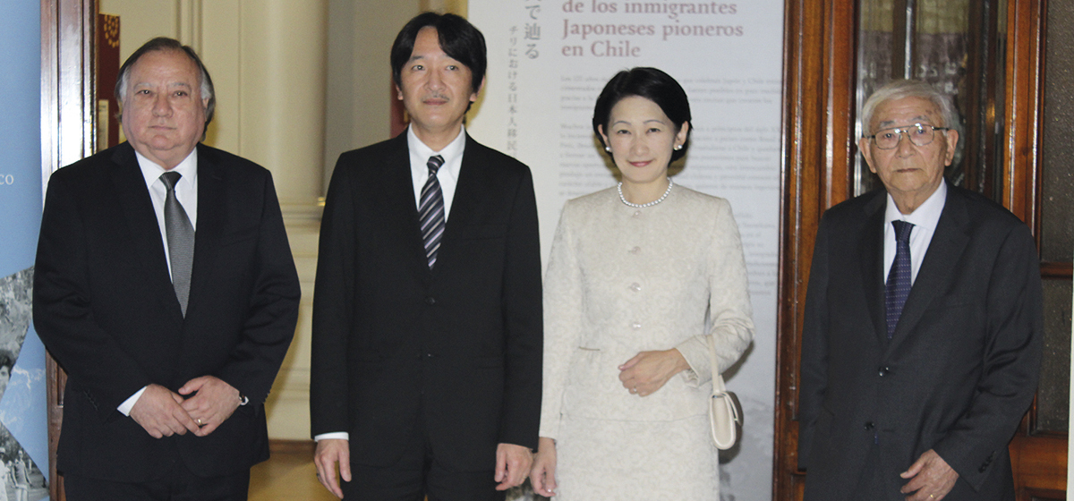 las altezas imperiales de Japón, el príncipe Akishino y la princesa Kiko visitaron la Biblioteca Nacional.