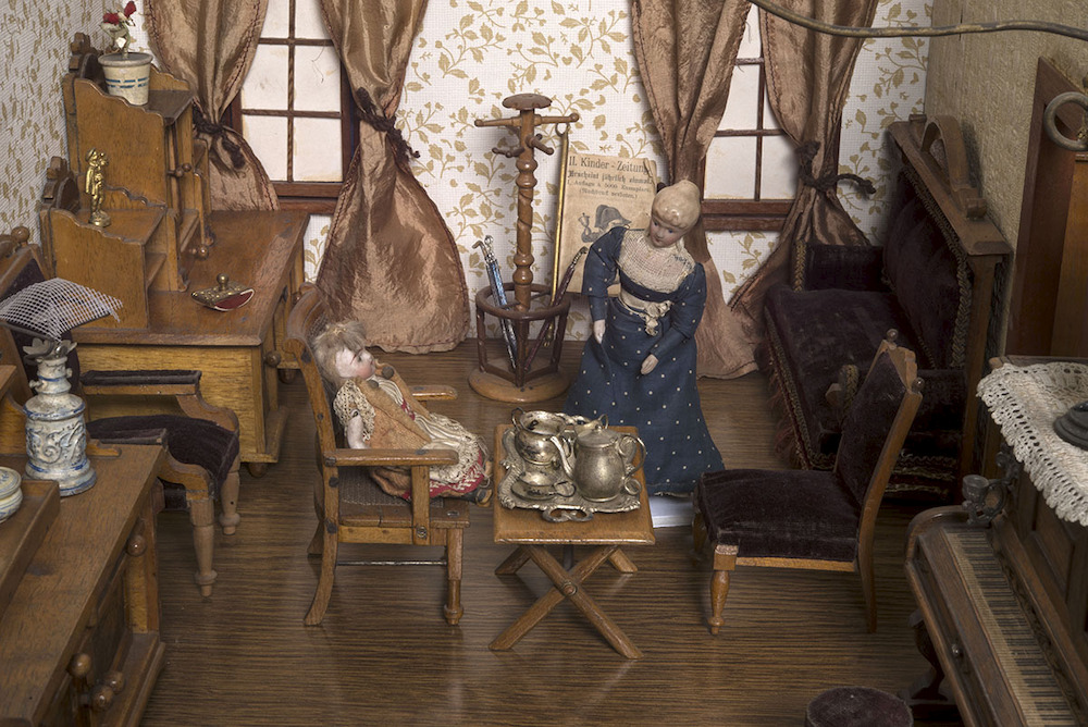 Detalle de casa de muñecas, creada por Carlos Federico Eckhardt, en Valparaíso, 1900. Se encuentra en exhibición en la Sala El Orden Liberal del MHN.