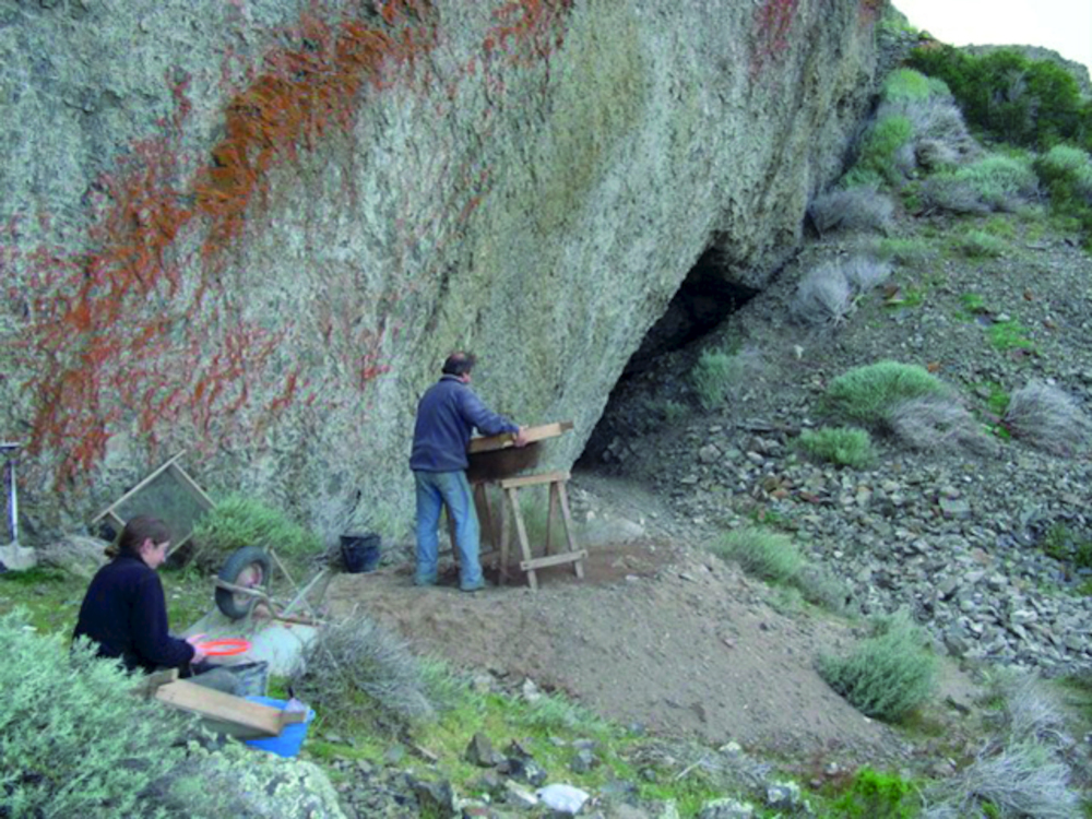 Harneros, excavaciones cueva Baño Nuevo 1; 2003.