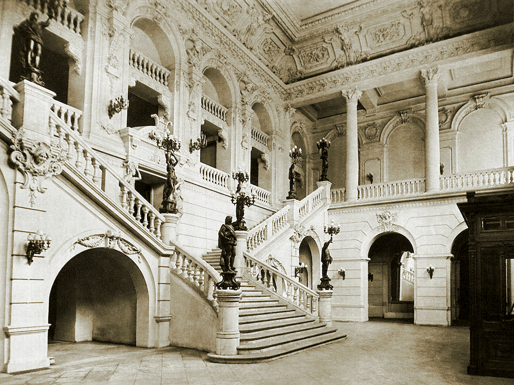 Detalle de la antigua escala imperial, en el foyer del Teatro Municipal de Santiago. Fotografía anónima, ca. 1916. Centro de Documentación de Artes Escénicas, Municipal de Santiago.