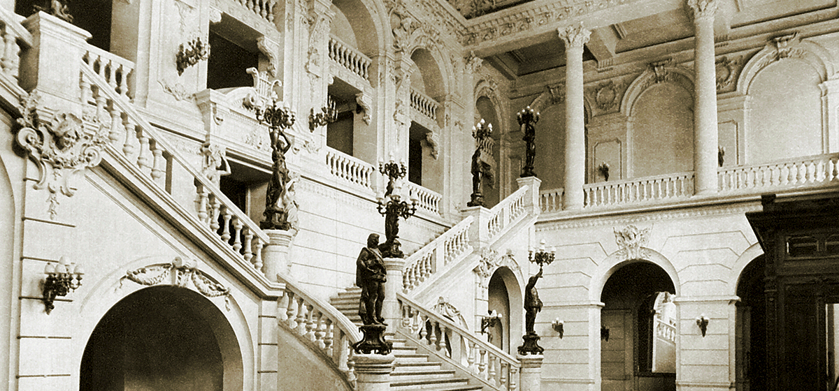 Detalle de la antigua escala imperial, en el foyer del Teatro Municipal de Santiago. Fotografía anónima, ca. 1916. Centro de Documentación de Artes Escénicas, Municipal de Santiago.